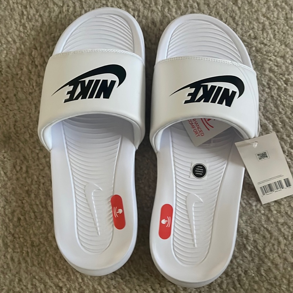 Nike Victori One Slide in white with black Nike label